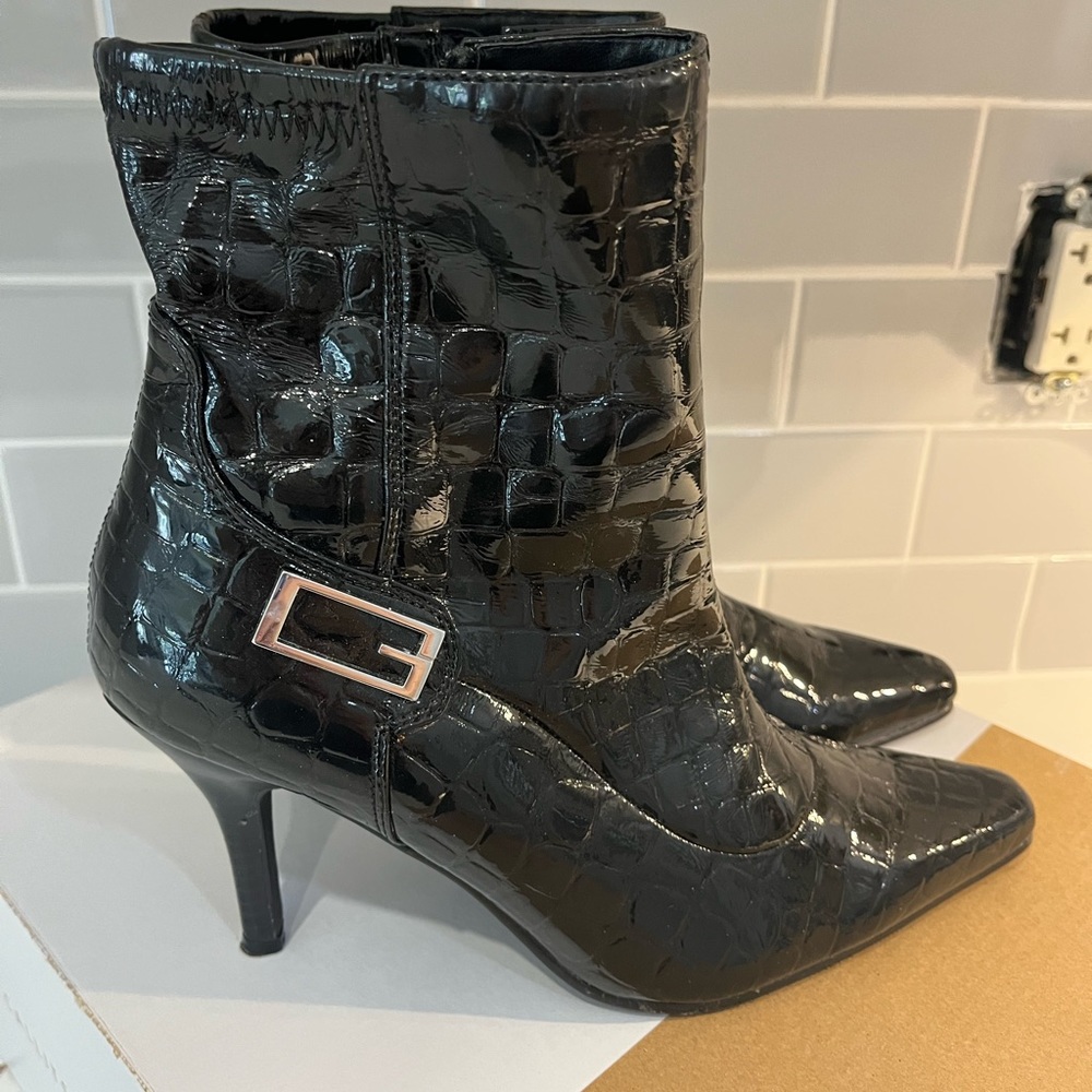 Boots in faux patent leather